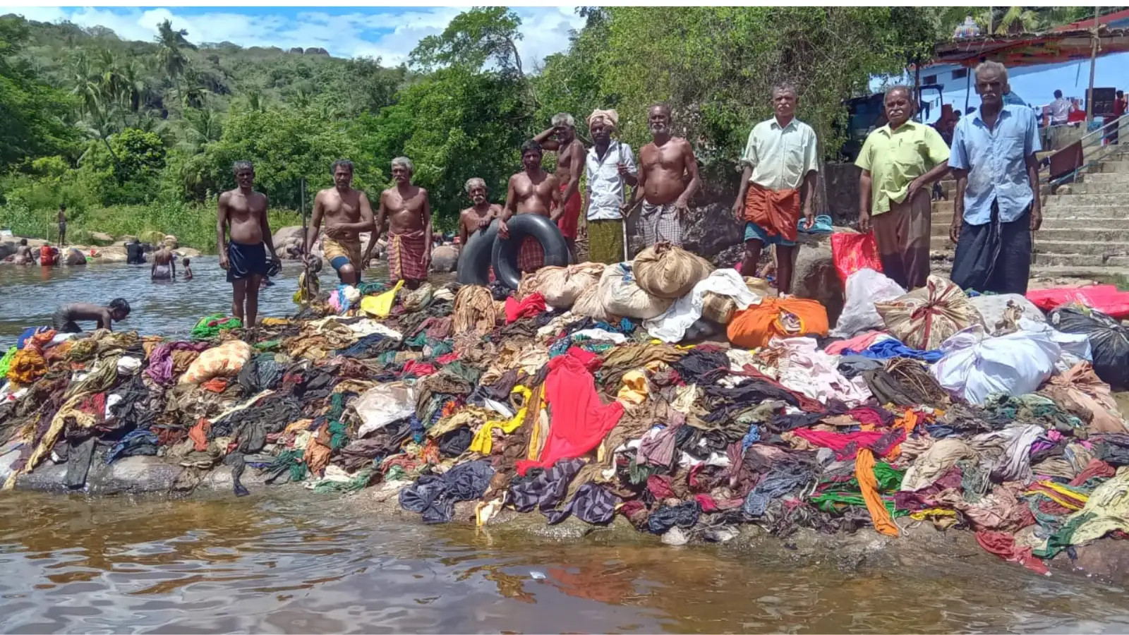 துணிமணிகளால் மாசடையும் தாமிரபரணி... 94 டன் குப்பைகள் அகற்றம் 