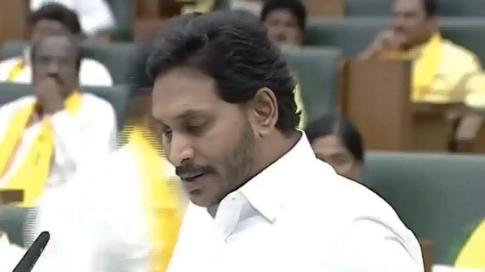 பெயரை கூட சொல்ல முடியாமல் தடுமாறிய ஜெகன்மோகன் ரெட்டி.. ஆந்திர எம்எல்ஏக்கள் பதவியேற்பு விழாவில் பரிதாபம்! 