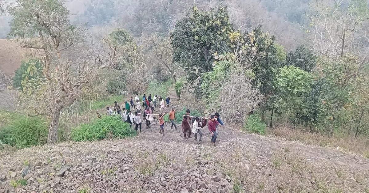 तोरणमाळमध्ये भीषण अपघात! प्रवासी वाहन पलटल्याने ४ जणांचा जागीच मृत्यू, दोघे गंभीर जखमी