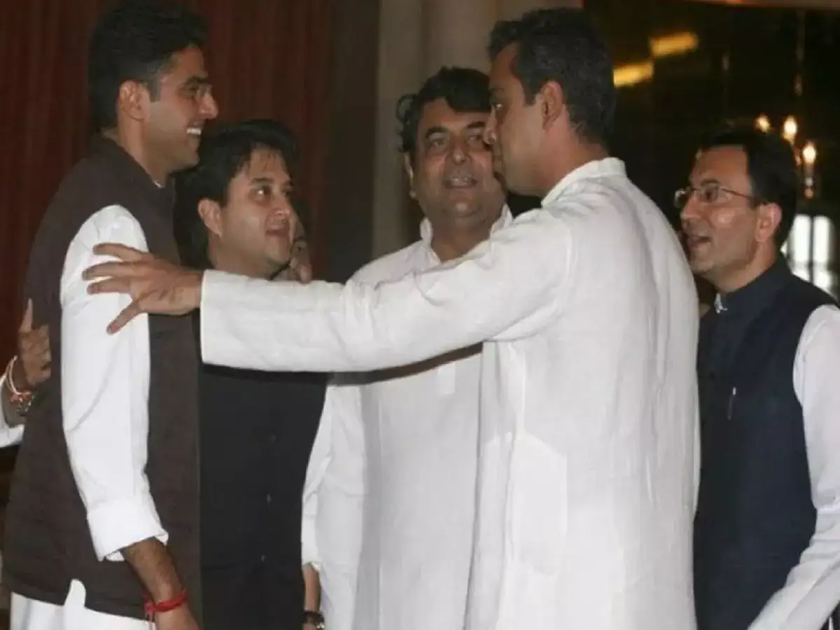 ராகுல் காந்தி டீமில் பெரிய விக்கெட்... மிலிந்த் தியோரா கூட நிக்குற அந்த 4 பேர் யாருனு தெரியுதா? 