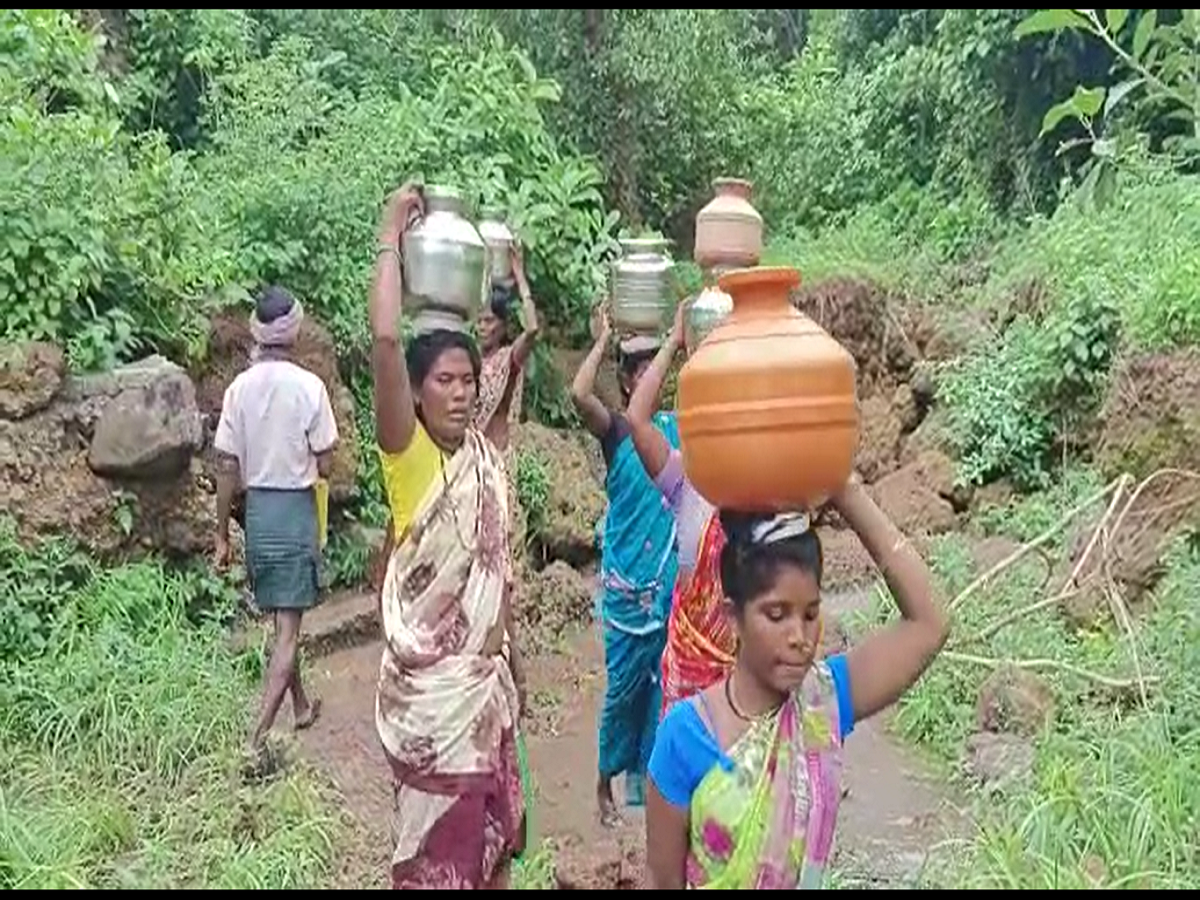 भय इथले संपत नाही! गावात ना लाईट ना शाळा; अळ्यायुक्त दूषित पाणी पिण्याची गावकऱ्यांवर वेळ