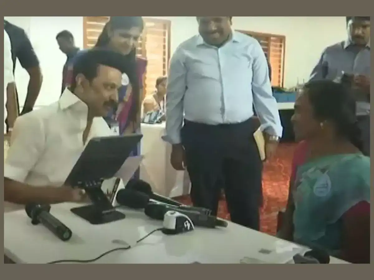 ஸ்டாலினை புகழ்ந்த பெண்மணி: நீங்களா பேசுறீங்களா, சொல்லிக் கொடுத்து பேசுறீங்களா? 