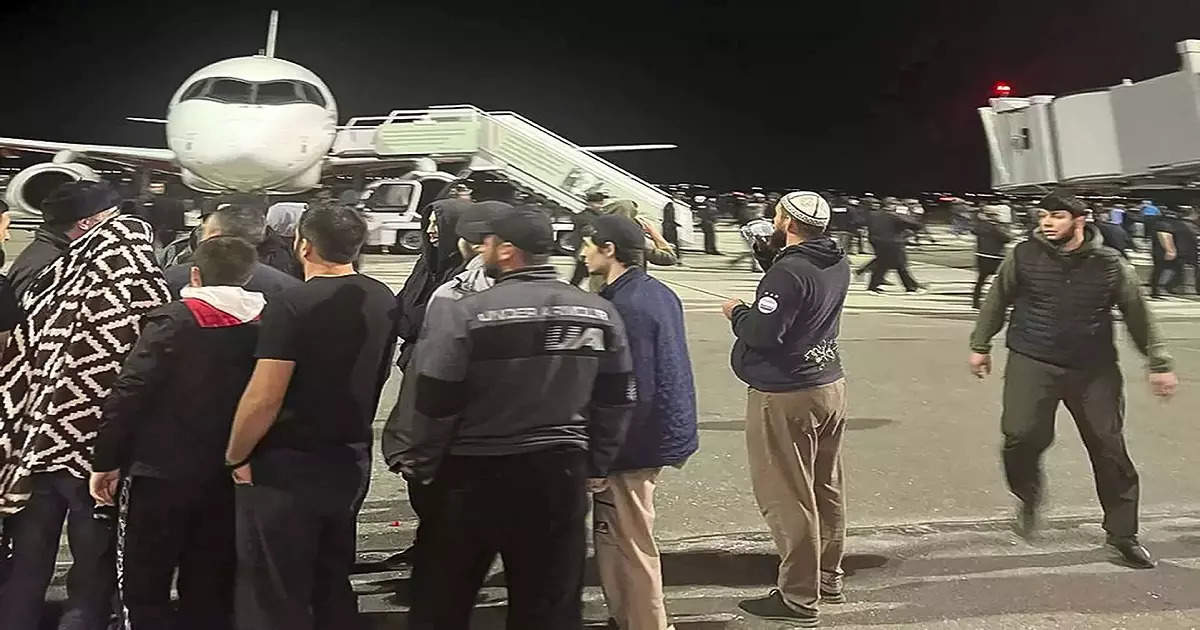Siege of the Israeli plane that came to Russia!  Shouting Allahu Akbar and attacking the airport!