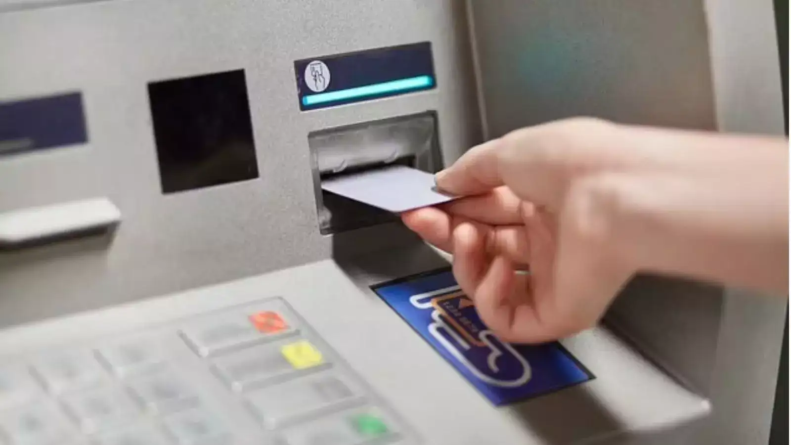 एटीएम कार्डचा वापर करुन ‘असा’ घातला जातोय गंडा, ‘या’ लोकांपासून सावध राहा एटीएम कार्डचा वापर करुन ‘असा’ घातला जातोय गंडा, ‘या’ लोकांपासून सावध राहा