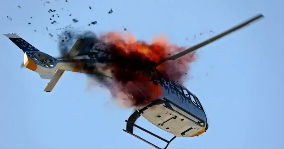 பறந்துக்கொண்டிருந்த 2 ஹெலிகாப்டர்கள் : பட்டென கடலில் விழுந்து விபத்து ! கலங்கிய ஜப்பான்.. பின்னணி என்ன ? 