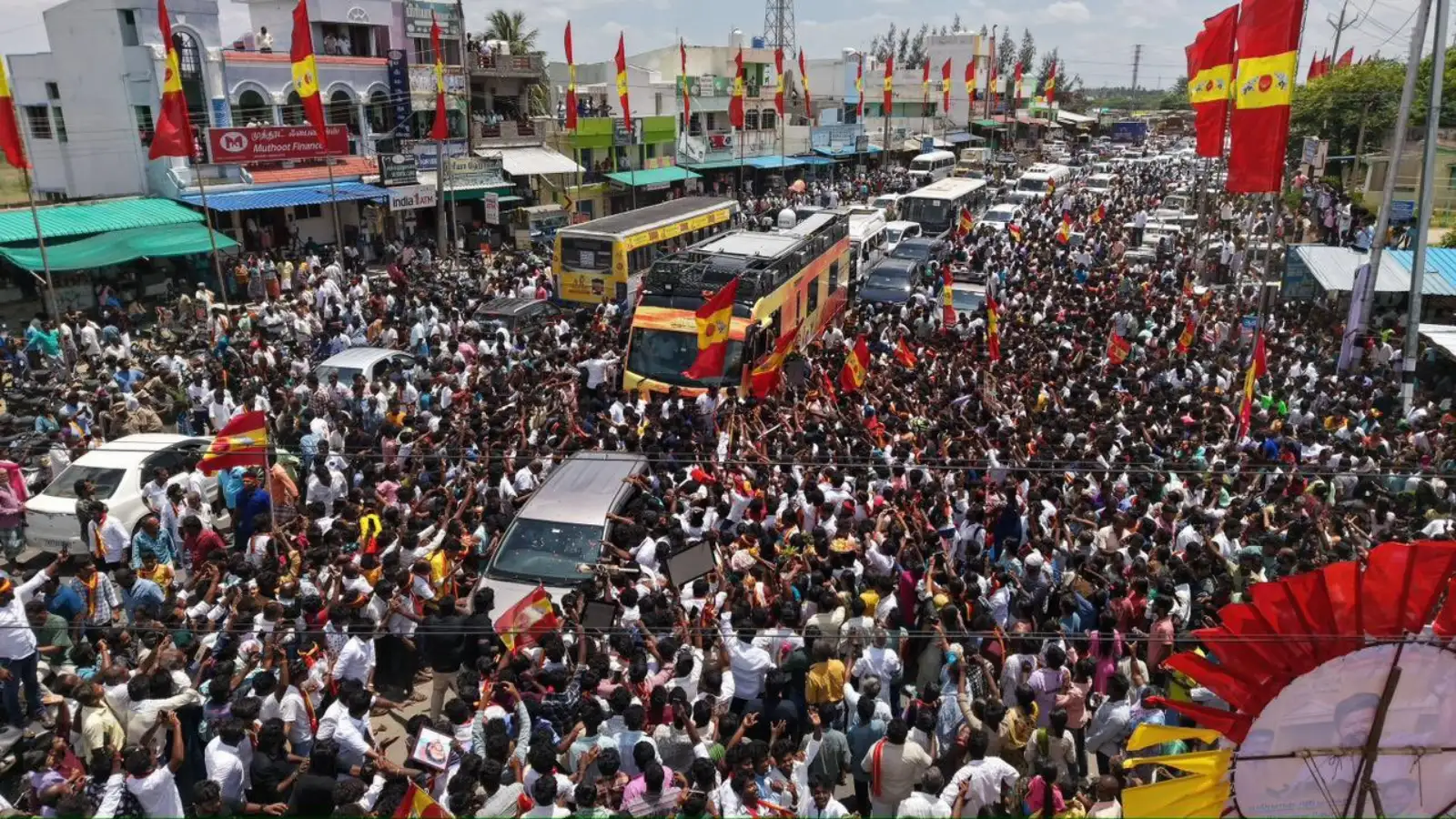 காற்றில் பறந்த விஜய்யின் அறிவுரை… தவெக தொண்டர்களின் செயலால் அதிருப்தி! 