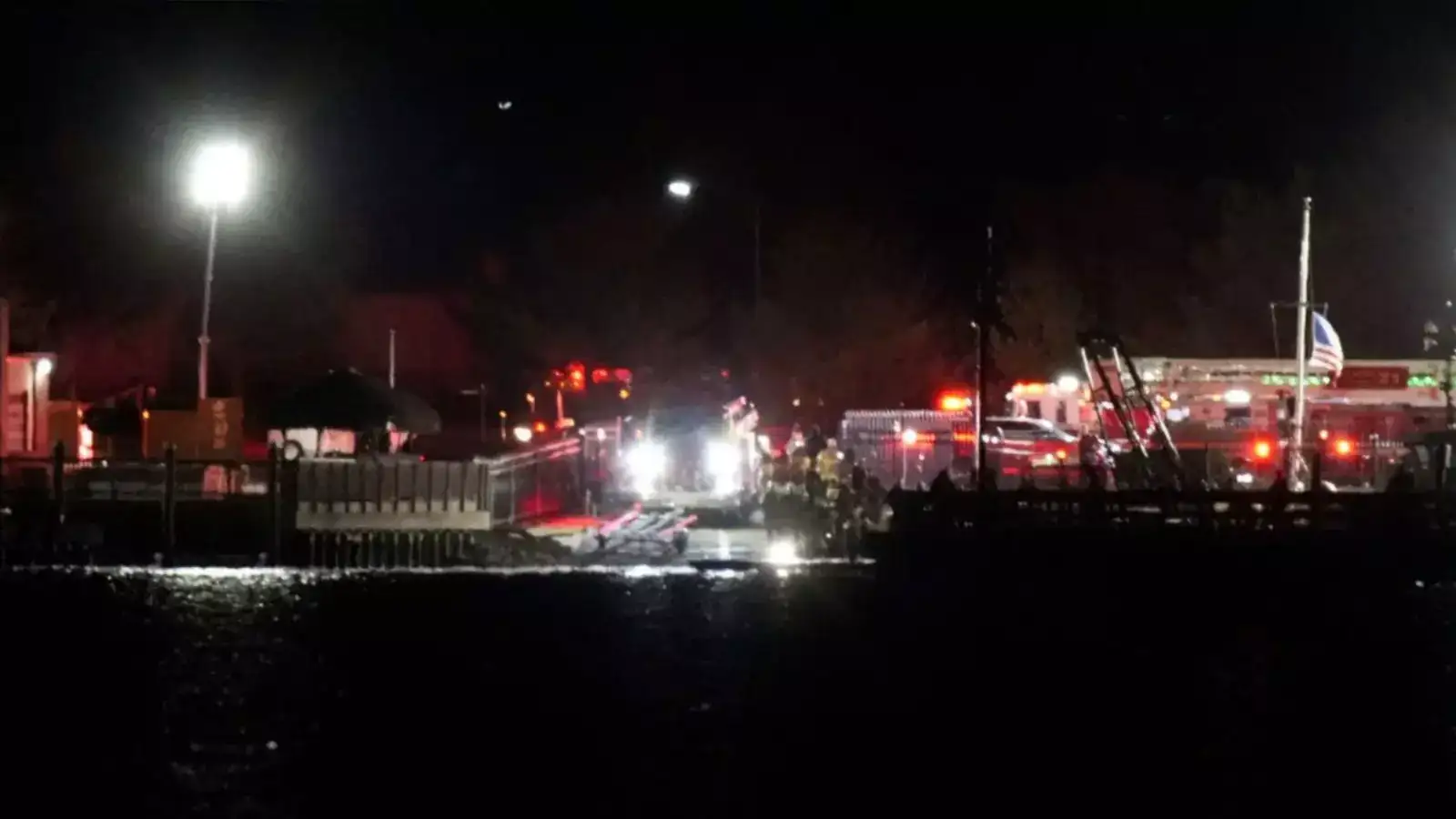 அமெரிக்காவில் விமானம் மீது மோதிய ஹெலிகாப்டர்... பலர் பலியான சோகம்! 