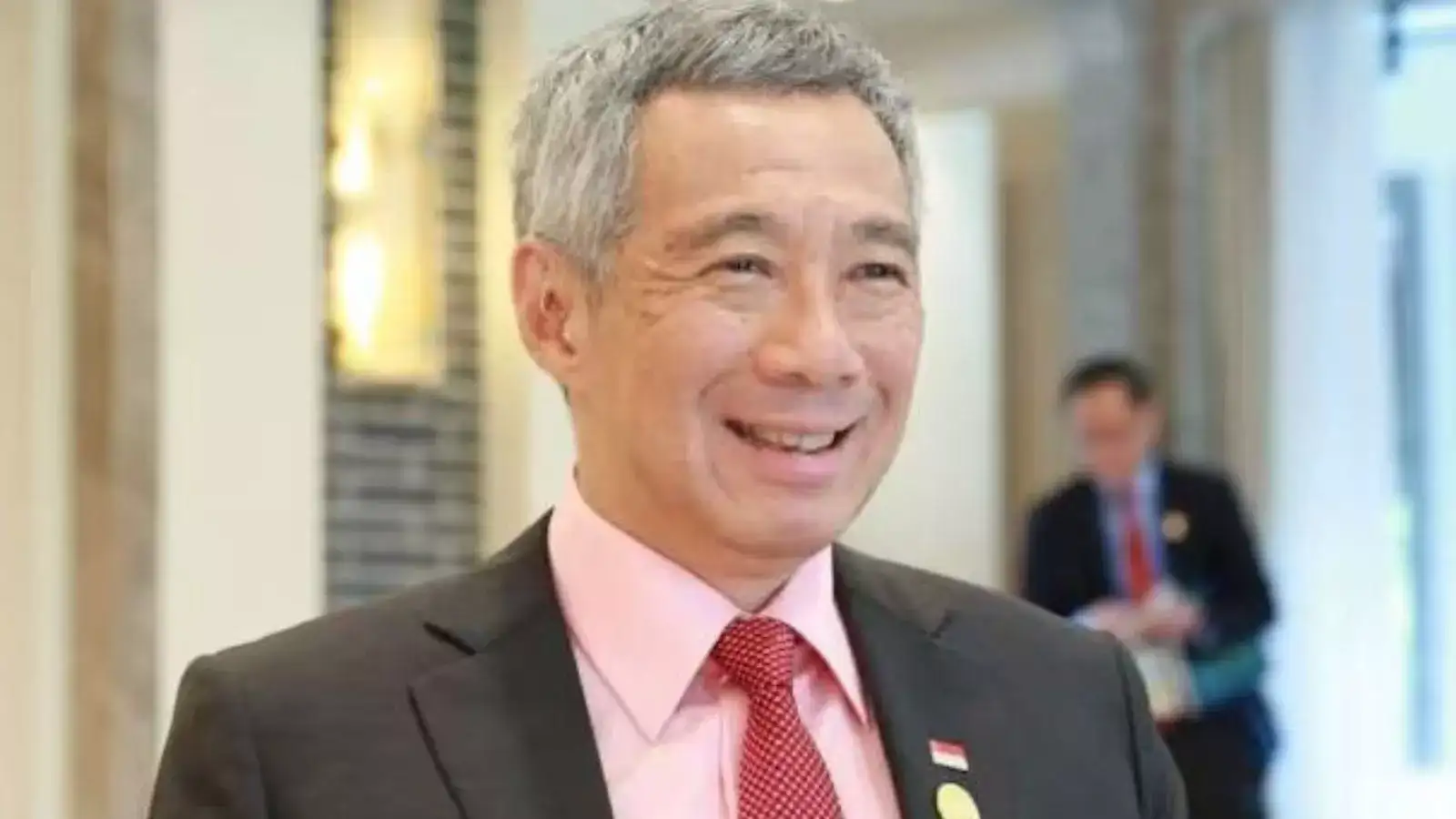 சிங்கப்பூர் பிரதமர் லீ திடீர் பதவி விலகல்... காரணம் இதுதான்.. அடுத்த பிரதமர் யார்? 