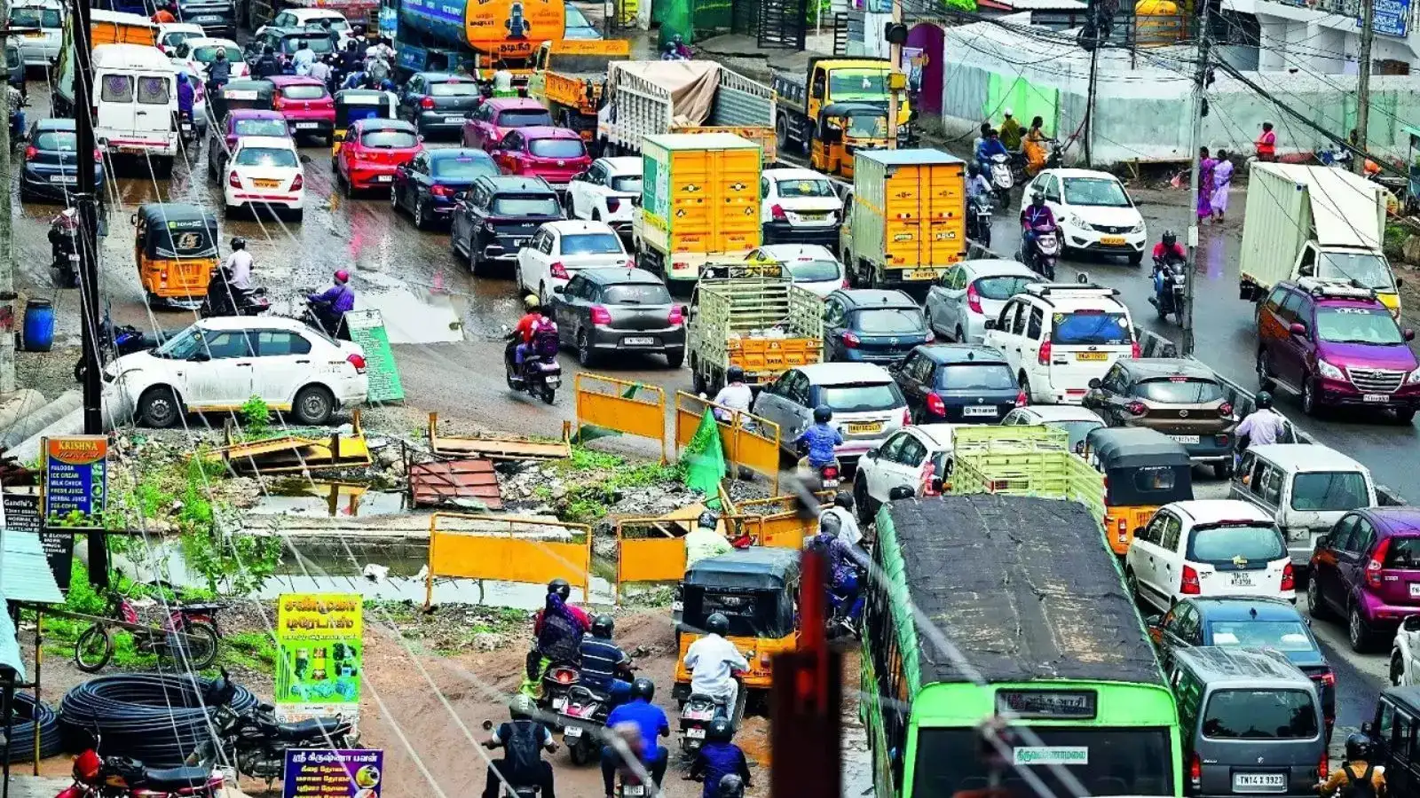 வேளச்சேரி 100 அடி சாலையில் பயங்கர ட்ராபிக்... இடிச்சு தள்ளிய கார்... பவர் கட் பிரச்சினை! 