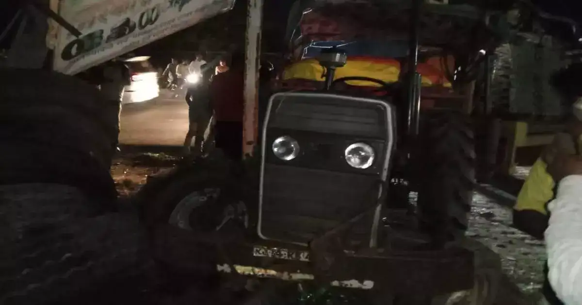 बाईकमध्ये पेट्रोल भरण्यासाठी जाताना अनर्थ घडला, भीषण अपघातात बापलेकासह एकाचा करुण अंत बाईकमध्ये पेट्रोल भरण्यासाठी जाताना अनर्थ घडला, भीषण अपघातात बापलेकासह एकाचा करुण अंत