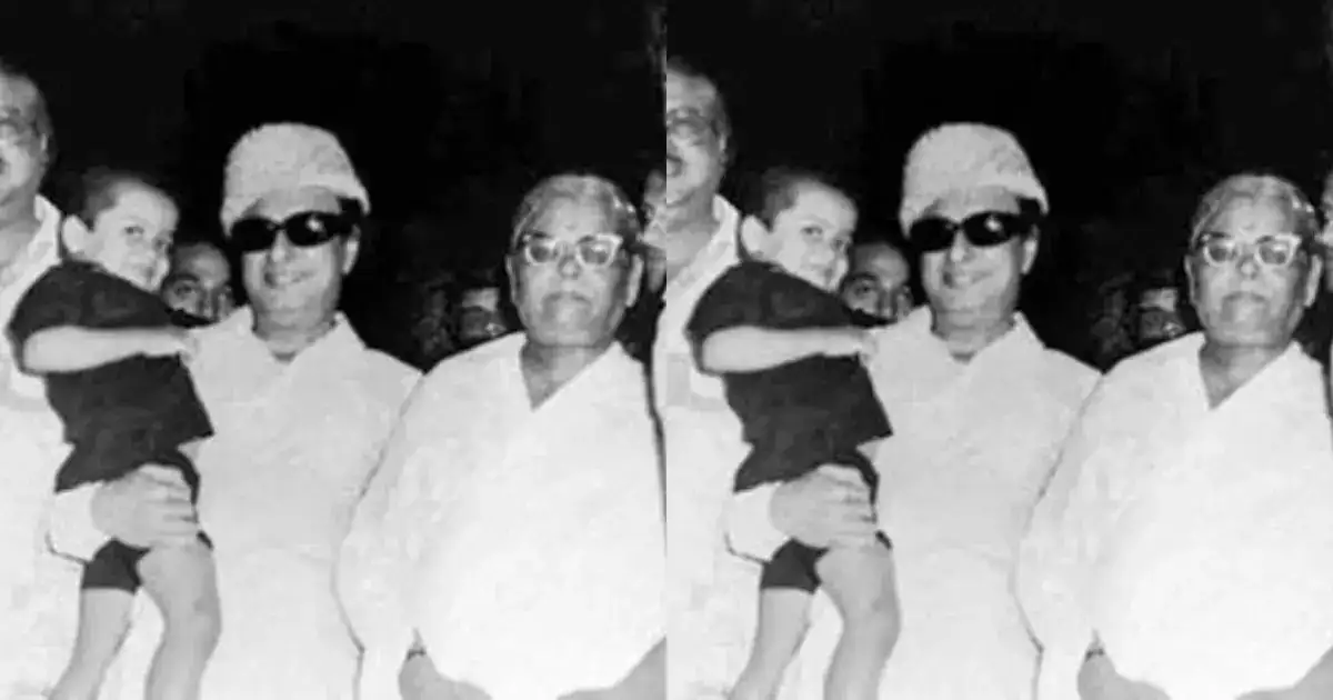 எம்.ஜி.ஆர். தூக்கி வைத்திருக்கும் குழந்தை எந்த ஹீரோனு தெரியுதா?: ஸ்மைல் அப்படியே இருக்குங்கணா 