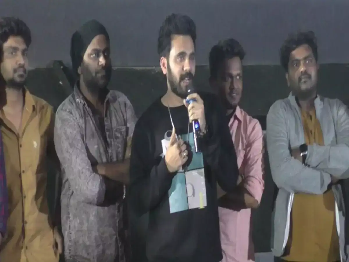 ஜோ திரைப்படக் குழு கரூர் வருகை... செல்பி எடுத்த ரசிகர்கள் 