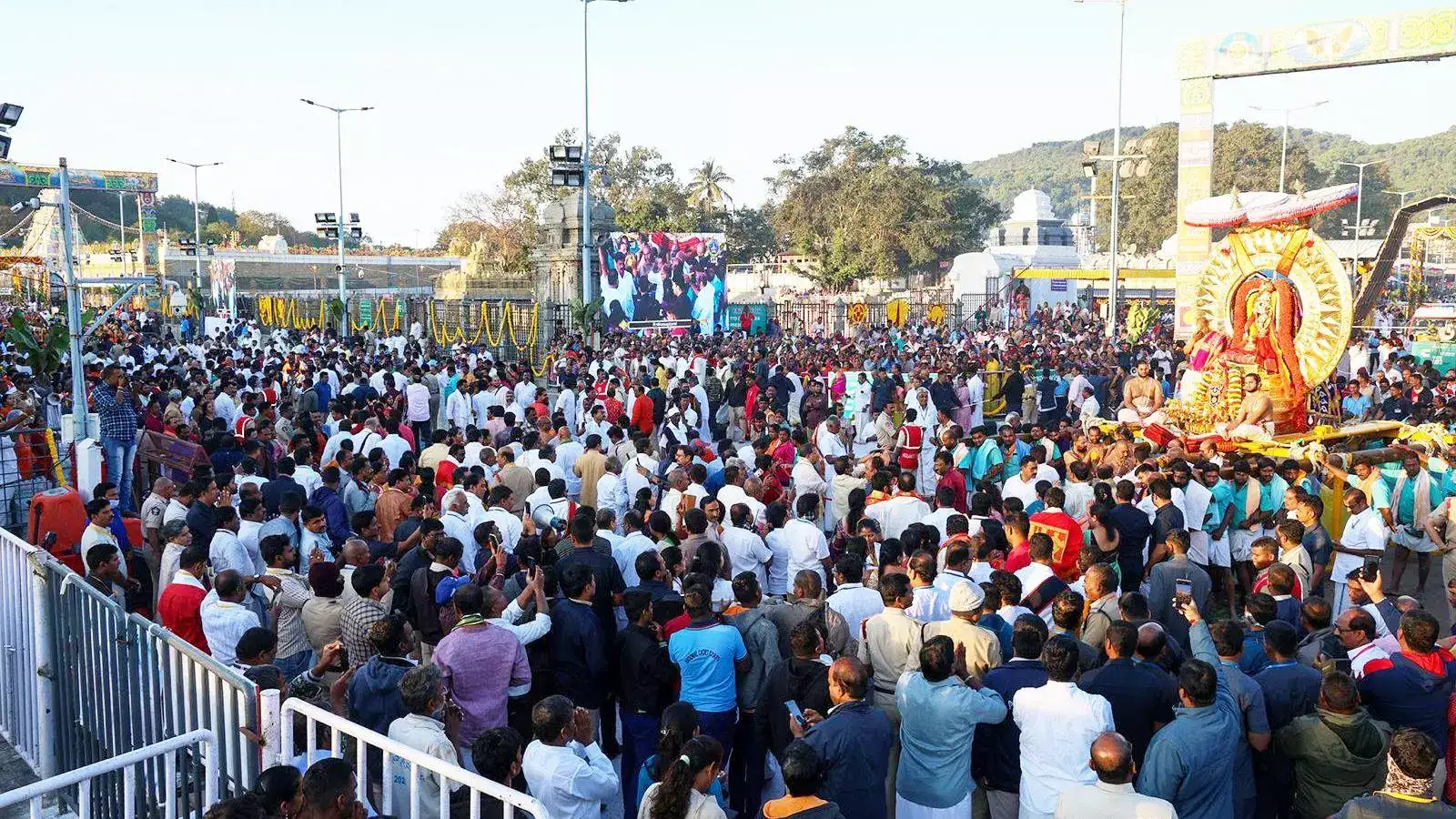 Tirumalaలో భక్తుల రద్దీ.. దర్శనానికి వెళ్లే వారికి అలర్ట్!
