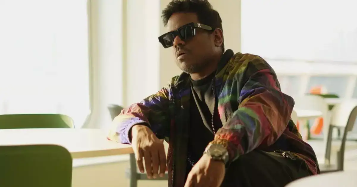 யுவனுக்கு லவ் லெட்டர் கொடுத்து பதில் கடிதத்துக்காக காத்திருக்கும் இயக்குனர்: வைரலாகும் பதிவு.! 