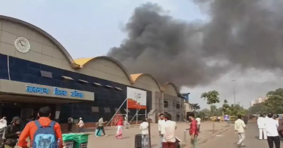 मुंबईच्या लोकमान्य टिळक टर्मिनसमध्ये आग, वेटिंग रुमपर्यंत आग पसरली मुंबईच्या लोकमान्य टिळक टर्मिनसमध्ये आग, वेटिंग रुमपर्यंत आग पसरली