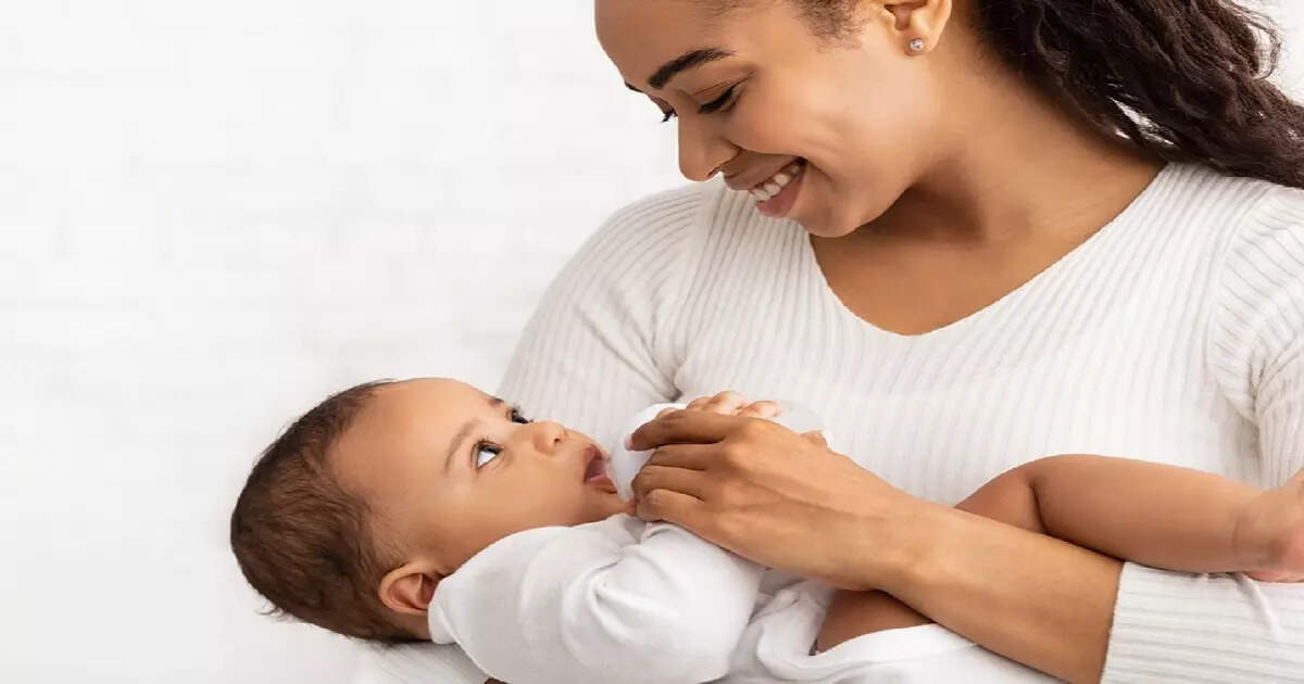 Breastfeeding Tips,MOM TIPS: डिलीवरी बाद सबसे पहली गलती ये करती हैं माएं, गायनेकोलॉजिस्‍ट ने खुलकर बताया सही तरीका - gynecologists tells correct way to breastfeed a baby - Navbharat Times