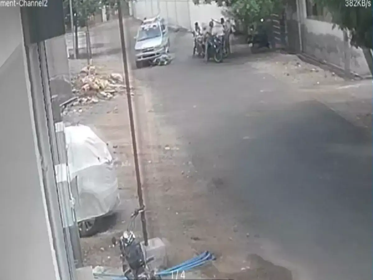 தேனி: விவகாரத்து வழக்கில் ஆஜராக வந்த மனைவி.. காரை ஏற்றி இறக்கிய கொடூர கணவன்..! 