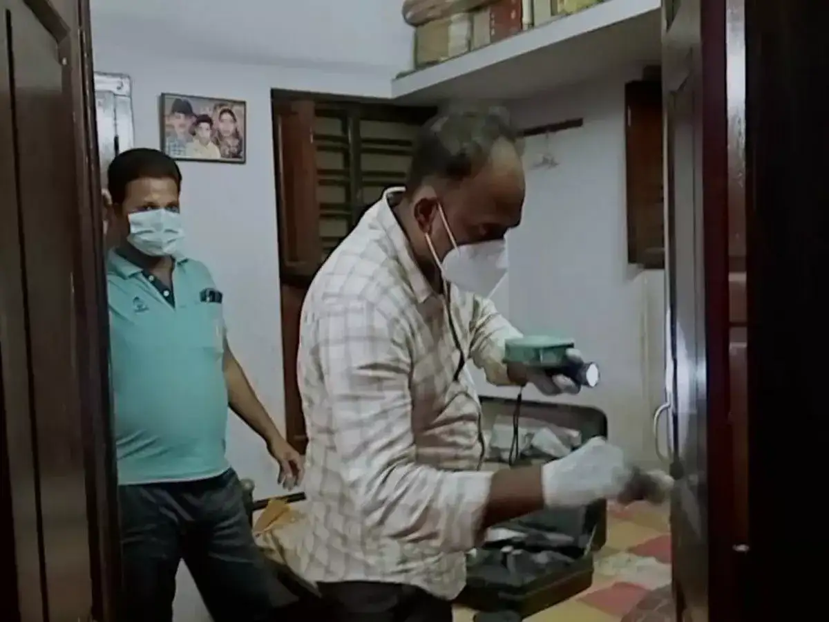 திருநெல்வேலி: தங்க நகை வியாபாரி விட்டு கைவரிசை - பட்டப்பகலில் மர்ம நபர்கள் துணிகரம் 