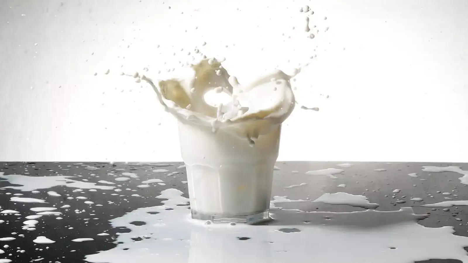 இனி பால் வாங்குறது கஷ்டம்.. அதிரடியாக உயர்ந்த பால் விலை! 