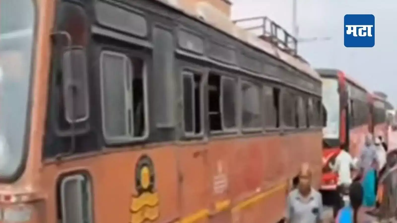 बीडमध्ये रास्ता रोको आंदोलनाला हिंसक वळण; बसवर दगडफेक, अनेक प्रवासी जखमी बीडमध्ये रास्ता रोको आंदोलनाला हिंसक वळण; बसवर दगडफेक, अनेक प्रवासी जखमी