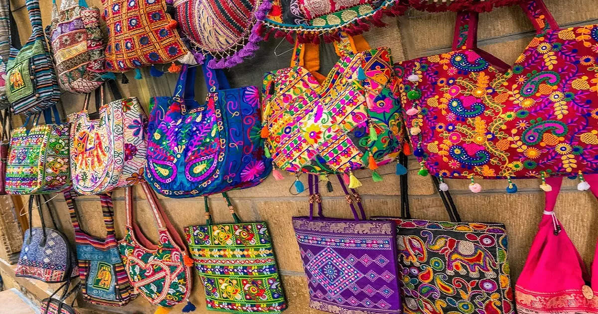 Ladies Purse & Handbags Warehouse in Delhi ₹12 Ladies Handbags Wholesale  Market in Delhi #handbags - YouTube