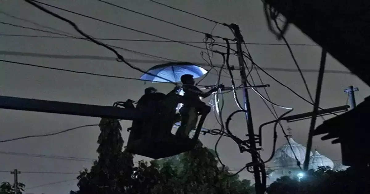 Power Cut In Kolkata : দিনে শেডিং, রাতে ফল্ট, ঘেমেনেয়ে জেরবার শহর – electricity outages are now the daily companion of kolkata in unbearable heat