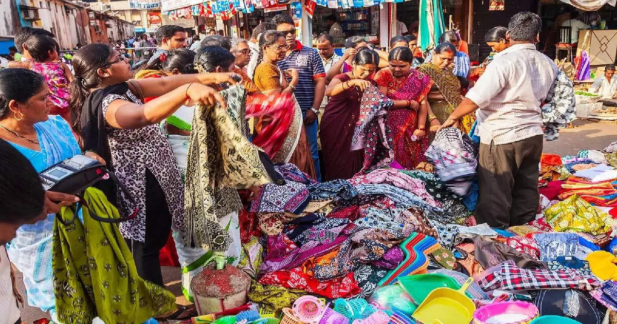 This is Delhi's oldest and cheapest Mangal Bazaar, most household items are available for 20 to 30 rupees