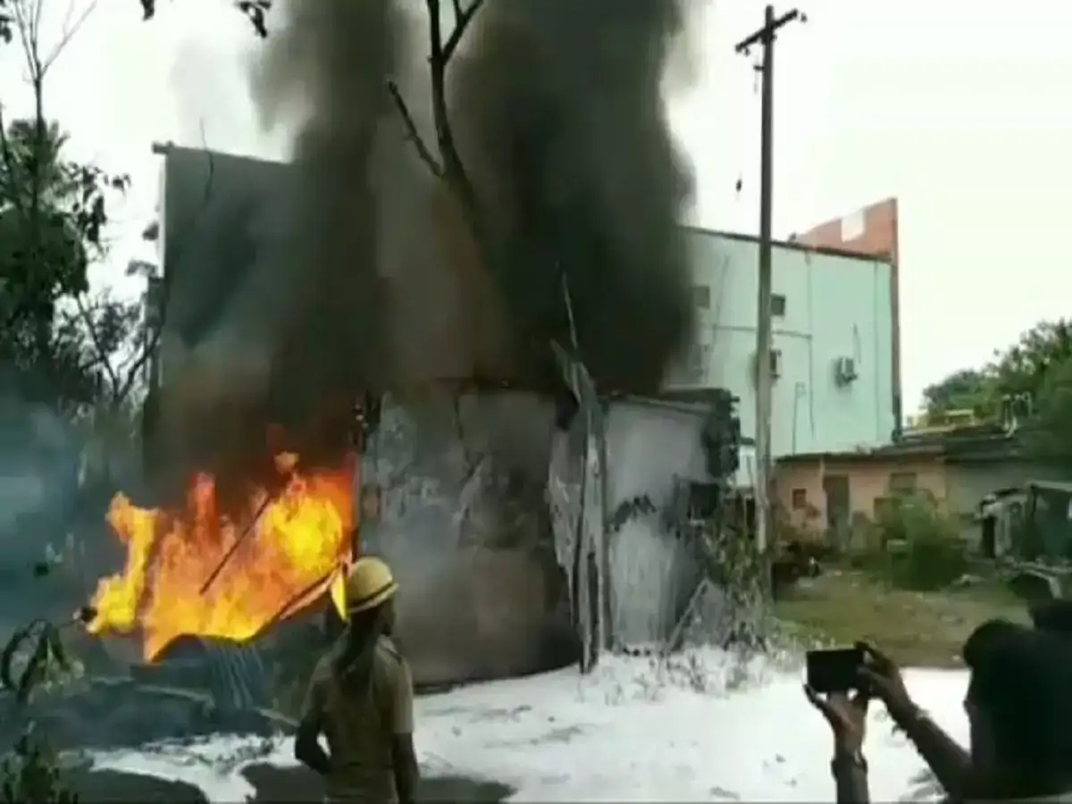 சேலம் ஓமலூரில் பரபரப்பு... பற்றி எரிந்த குடோன்... பாய்ந்து சென்ற தீயணைப்புத்துறை! 