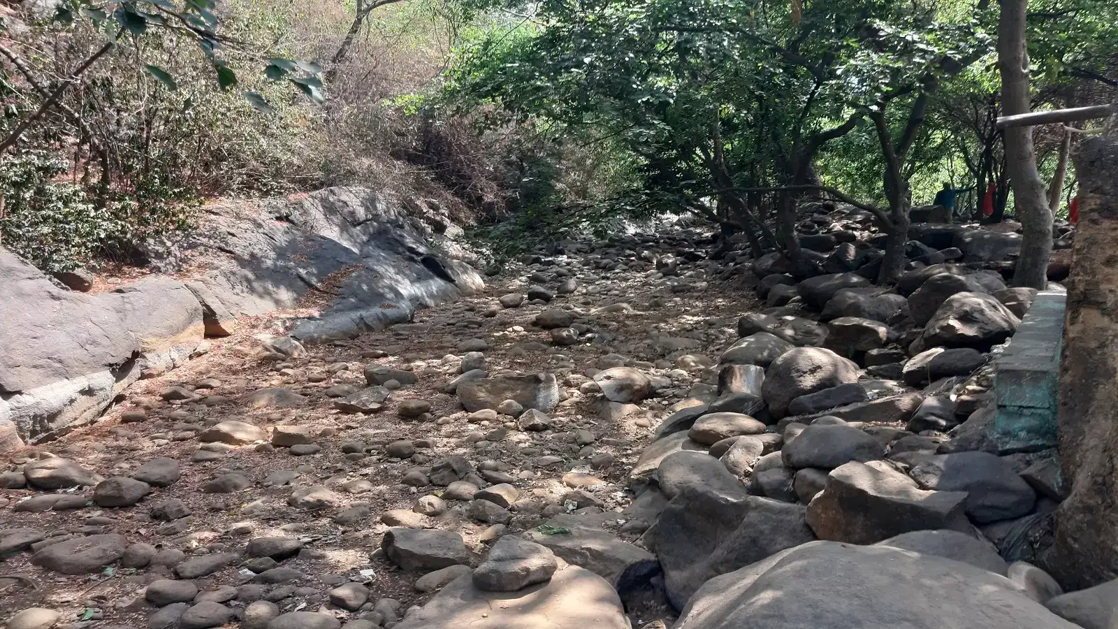 புளியஞ்சோலை சுற்றுலா தளத்தில் நீர் வரத்து குறைந்ததால் ஏமாற்றத்துடன் திரும்பி செல்லும் சுற்றுலாப் பயணிகள்! 