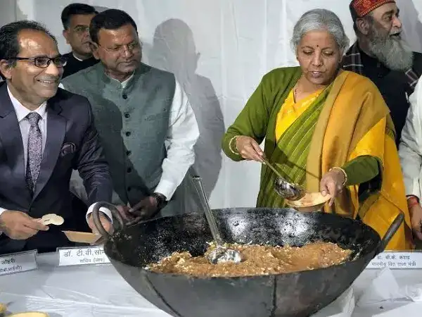 அல்வா கிண்டும் விழாவில் நிர்மலா சீதாராமன்.. தயாராகும் பட்ஜெட் ஆவணங்கள்! 