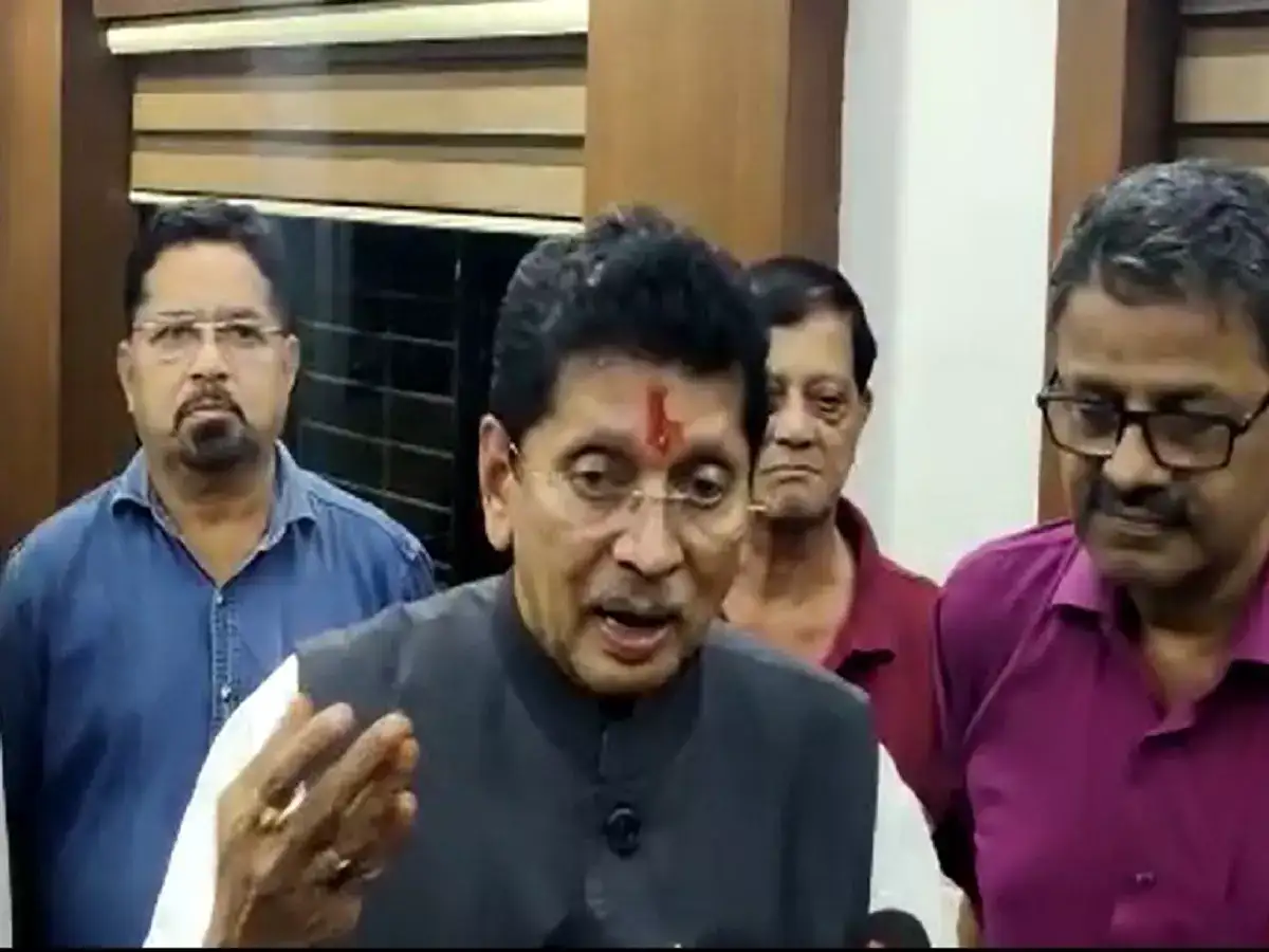 कोकणात आक्रमक आंदोलन: उद्धव ठाकरेंचे शिवसैनिक दीपक केसरकरांच्या घरावर चाल करून गेले, कारण… कोकणात आक्रमक आंदोलन: उद्धव ठाकरेंचे शिवसैनिक दीपक केसरकरांच्या घरावर चाल करून गेले, कारण…