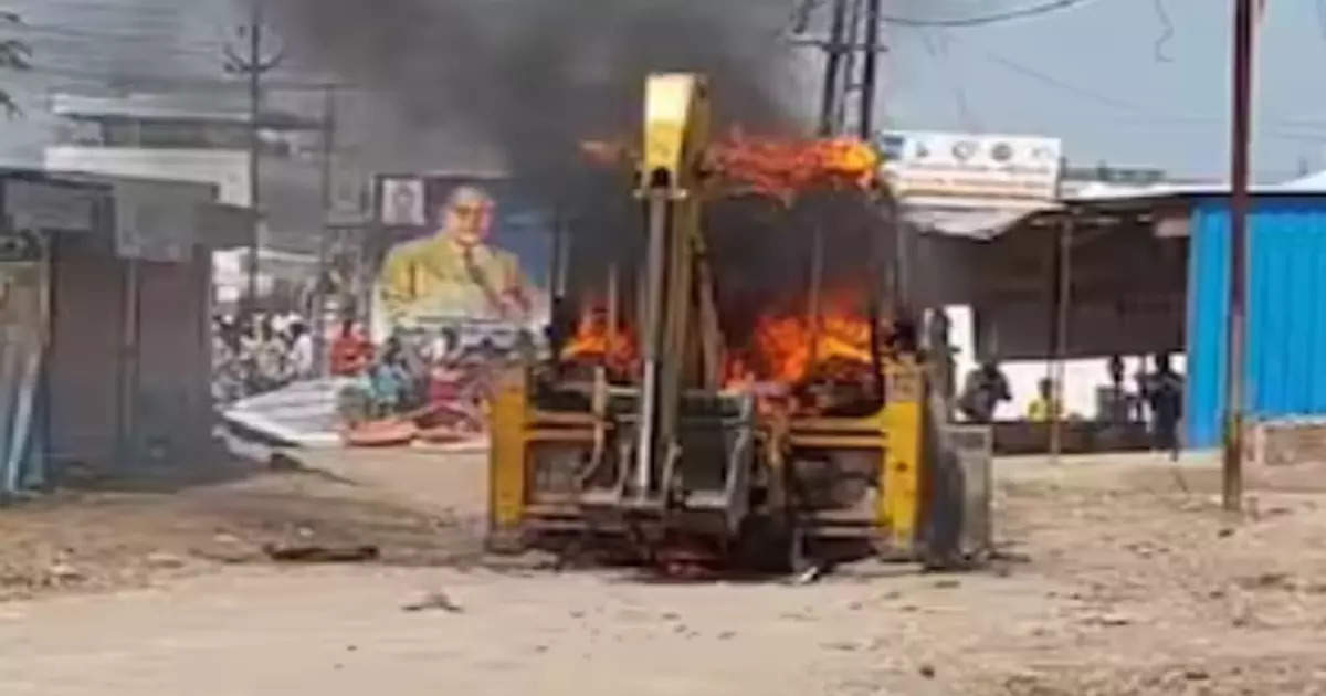 अतिक्रमण काढण्यासाठी गेले, माघारी परतताना जमावाचा हल्ला, जेसीबीच जाळला, नेमकं काय घडलं?