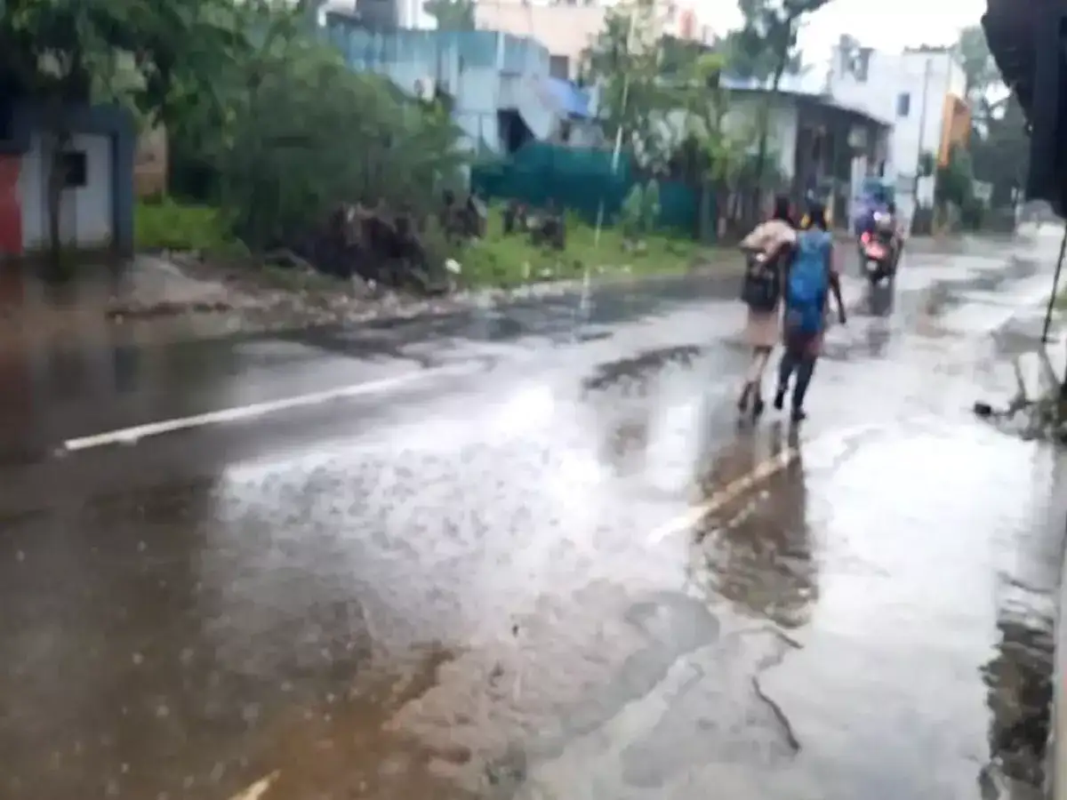 திருவாரூரில் மழையில் நனைந்தபடி பள்ளிக்கு சென்ற மாணவர்கள்! 