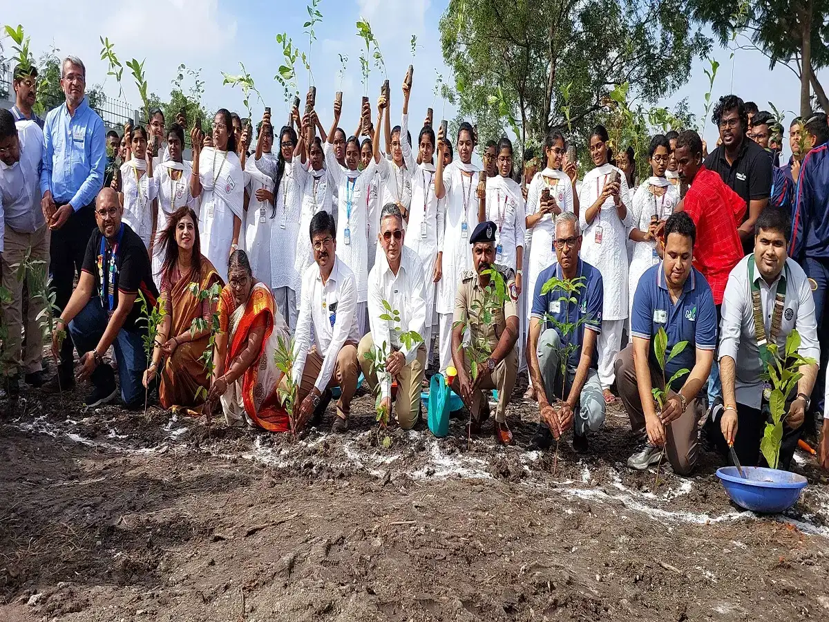 கோவையில் ஒரே இடத்தில் 10 ஆயிரம் மர கன்றுகள் நடும் விழா 