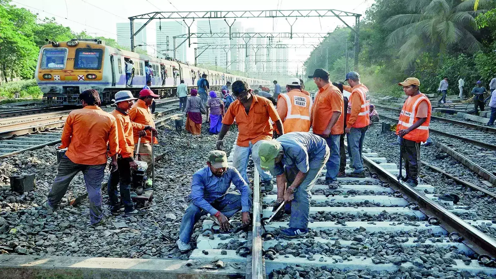 मुंबईकरांसाठी महत्त्वाचे! रविवारी मध्य, हार्बर रेल्वेवर ब्लॉक, कोणत्या लोकल रद्द? Timetable बघूनच घराबाहेर पडा मुंबईकरांसाठी महत्त्वाचे! रविवारी मध्य, हार्बर रेल्वेवर ब्लॉक, कोणत्या लोकल रद्द? Timetable बघूनच घराबाहेर पडा