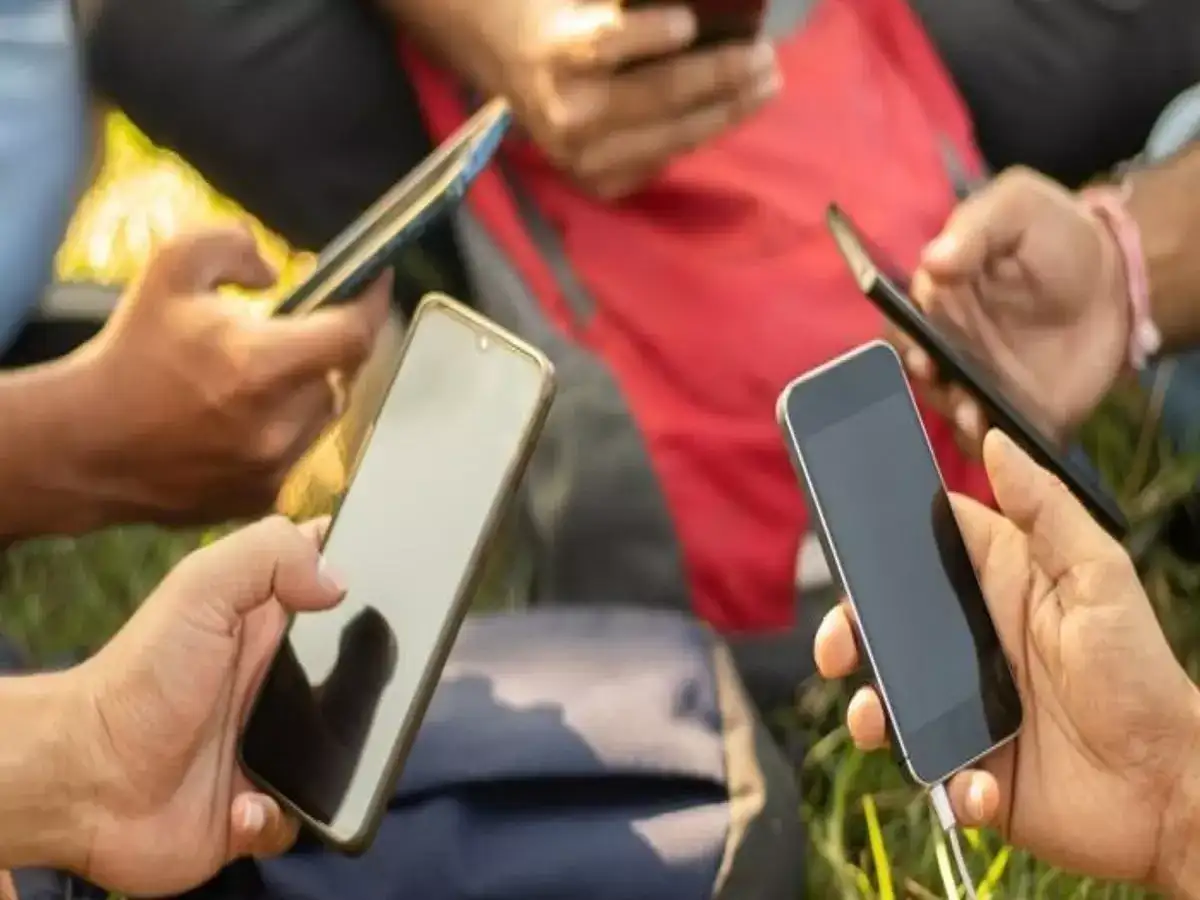 இனி மொபைல் போன் கம்மி விலைக்கு கிடைக்கும்.. இறக்குமதி வரியை குறைப்பு! 