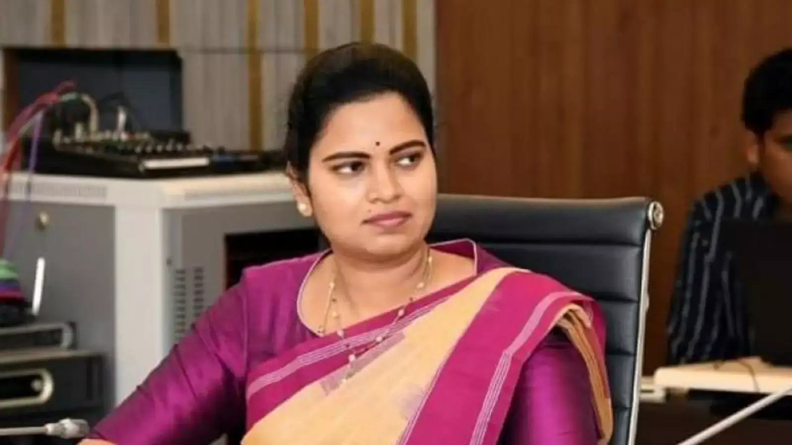 Vidadala Rajini: మాజీ మంత్రి విడదల రజినికి రిలీఫ్.. ఏపీ హైకోర్టు కీలక ఆదేశాలు