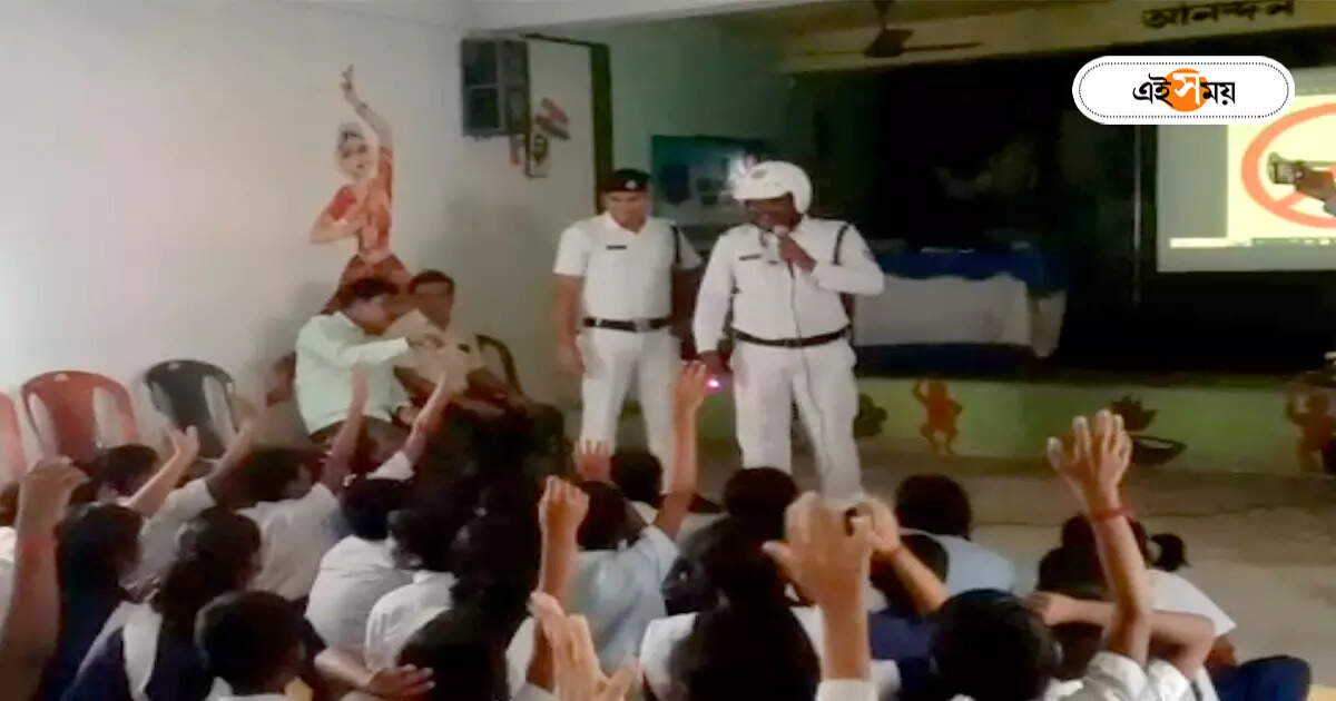 বেহালার ঘটনায় শিক্ষা! কুইজের মাধ্যমে পড়ুয়াদের ট্রাফিক নিয়ম শেখাল পুলিশ কাকুরা