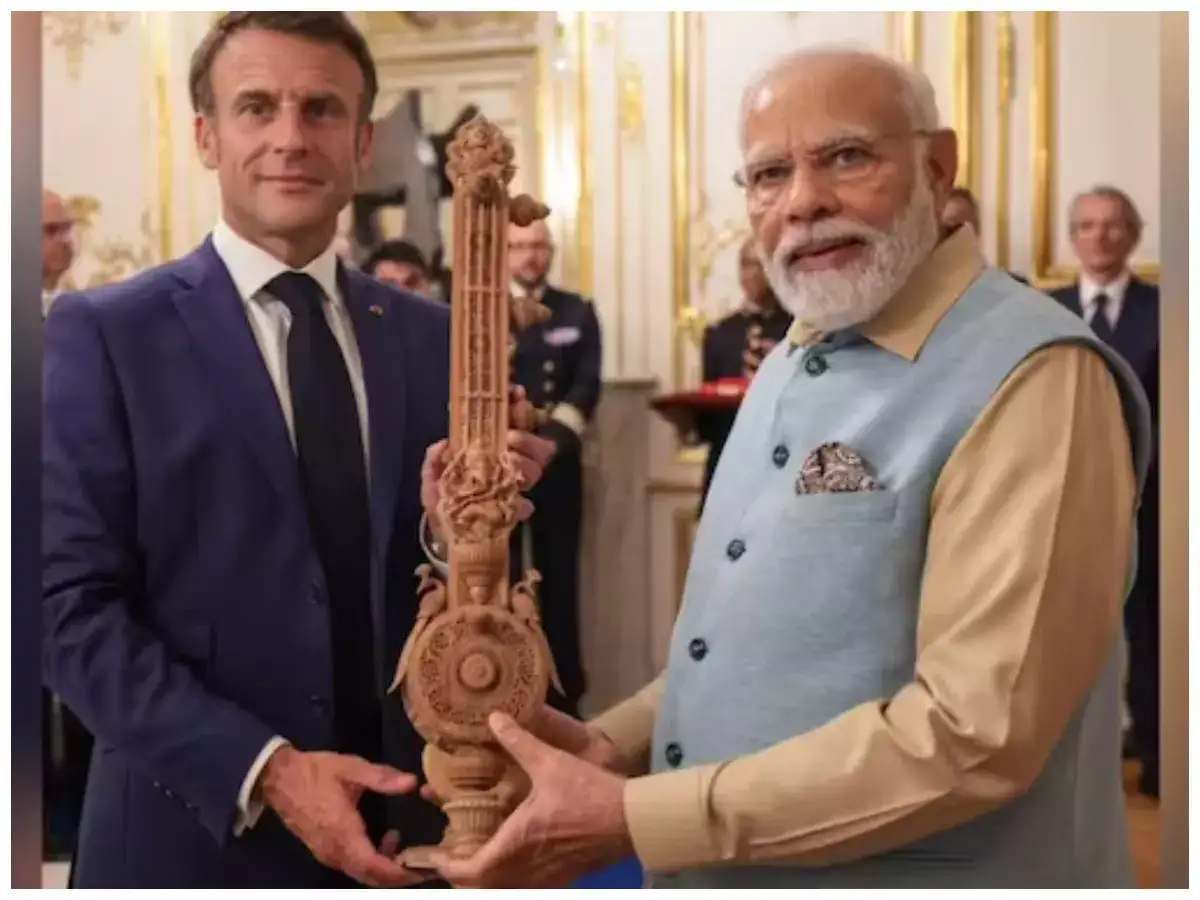 பிரான்ஸில் மவுசு காட்டிய போச்சம்பள்ளி பட்டு புடவை... சந்தன சிதார்.. காஷ்மீரி பட்டு கம்பளம்... அசர வைத்த மோடி! 