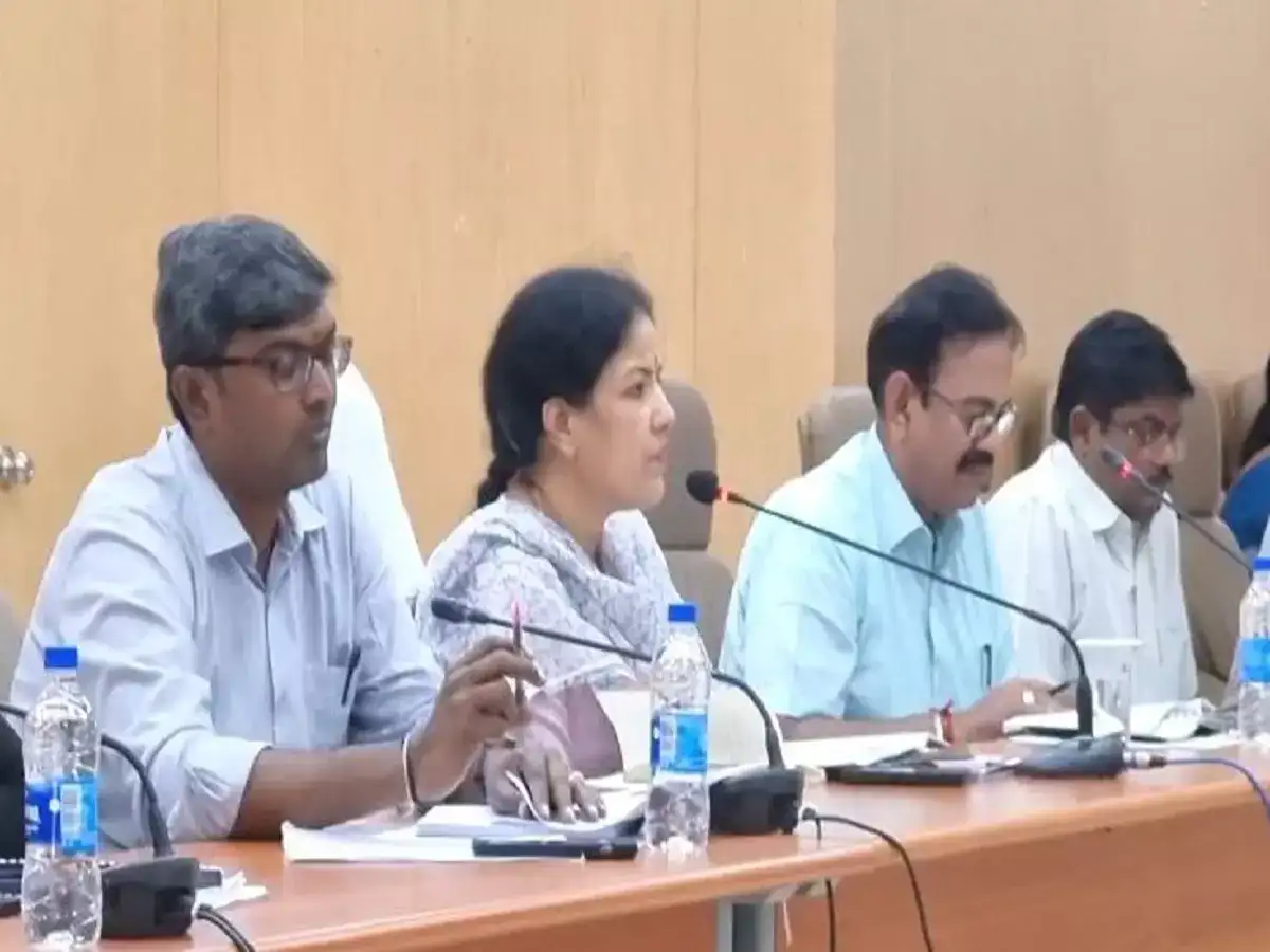 விவசாயி புகாருக்கு அலட்சியமாக பதில்: மின்வாரிய அதிகாரிக்கு டோஸ் விட்ட காஞ்சி கலெக்டர்...! 