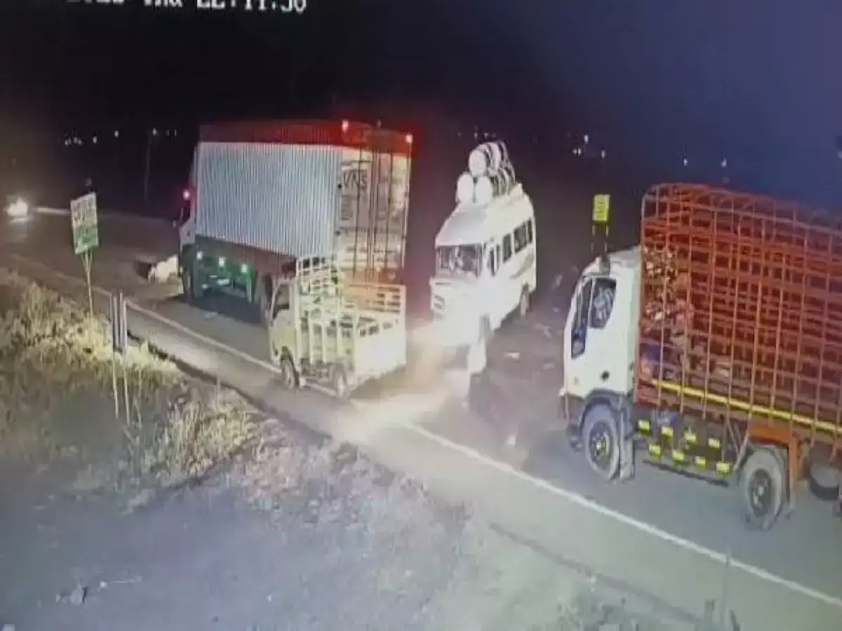 திருப்பூர் அருகே வேன் மீது 2 லாரிகள் மோதி விபத்து 