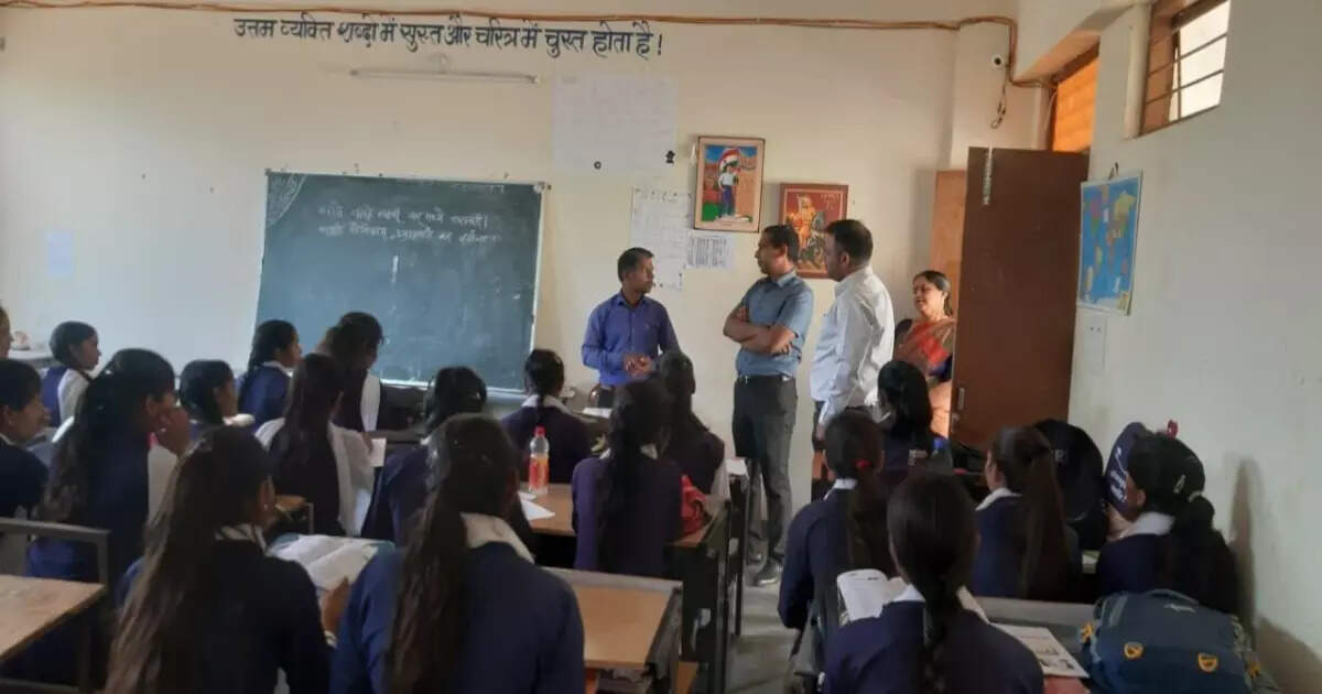 Bhopal Collector News: Teachers found missing from schools, Collector suddenly arrived and took major action