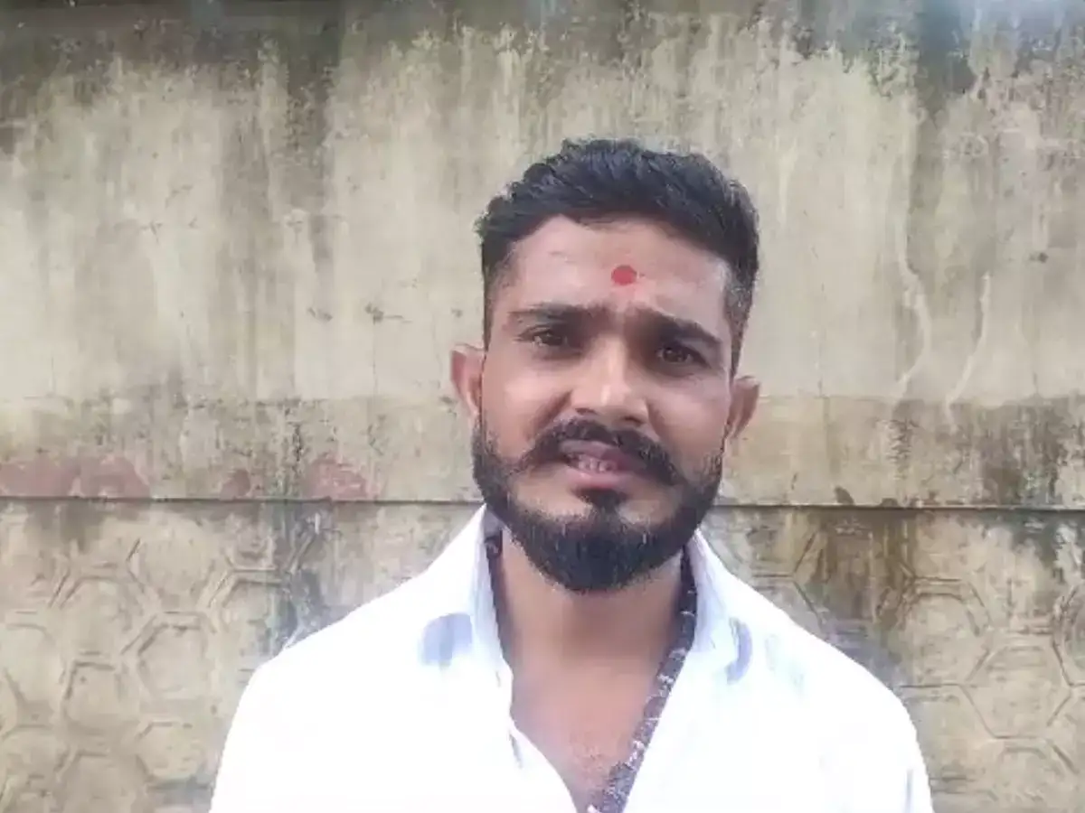 ऐन उन्हाळ्यात ८ दिवसांपासून पाणीच नाही; वैतागलेल्या गृहस्थाची महापालिकेच्या गेटवरट अंघोळ ऐन उन्हाळ्यात ८ दिवसांपासून पाणीच नाही; वैतागलेल्या गृहस्थाची महापालिकेच्या गेटवरट अंघोळ