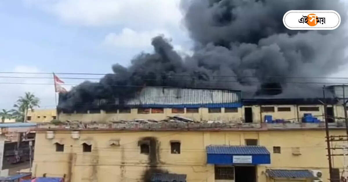 Kharagpur News Today : খড়গপুরে বিস্কুট কারখানায় বিধ্বংসী আগুন, পাশেই পেট্রোল পাম্প থাকায় তীব্র আতঙ্ক – devastating fire in a biscuit factory at west midnapore kharagpur