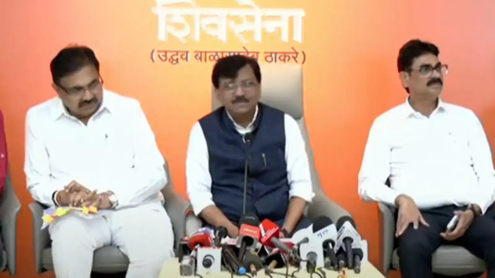 विरोधकांनी पत्ते उघडले, 1 नोव्हेंबरला निवडणूक आयोगाविरोधात मुंबईत विराट मोर्चाची घोषणा विरोधकांनी पत्ते उघडले, 1 नोव्हेंबरला निवडणूक आयोगाविरोधात मुंबईत विराट मोर्चाची घोषणा