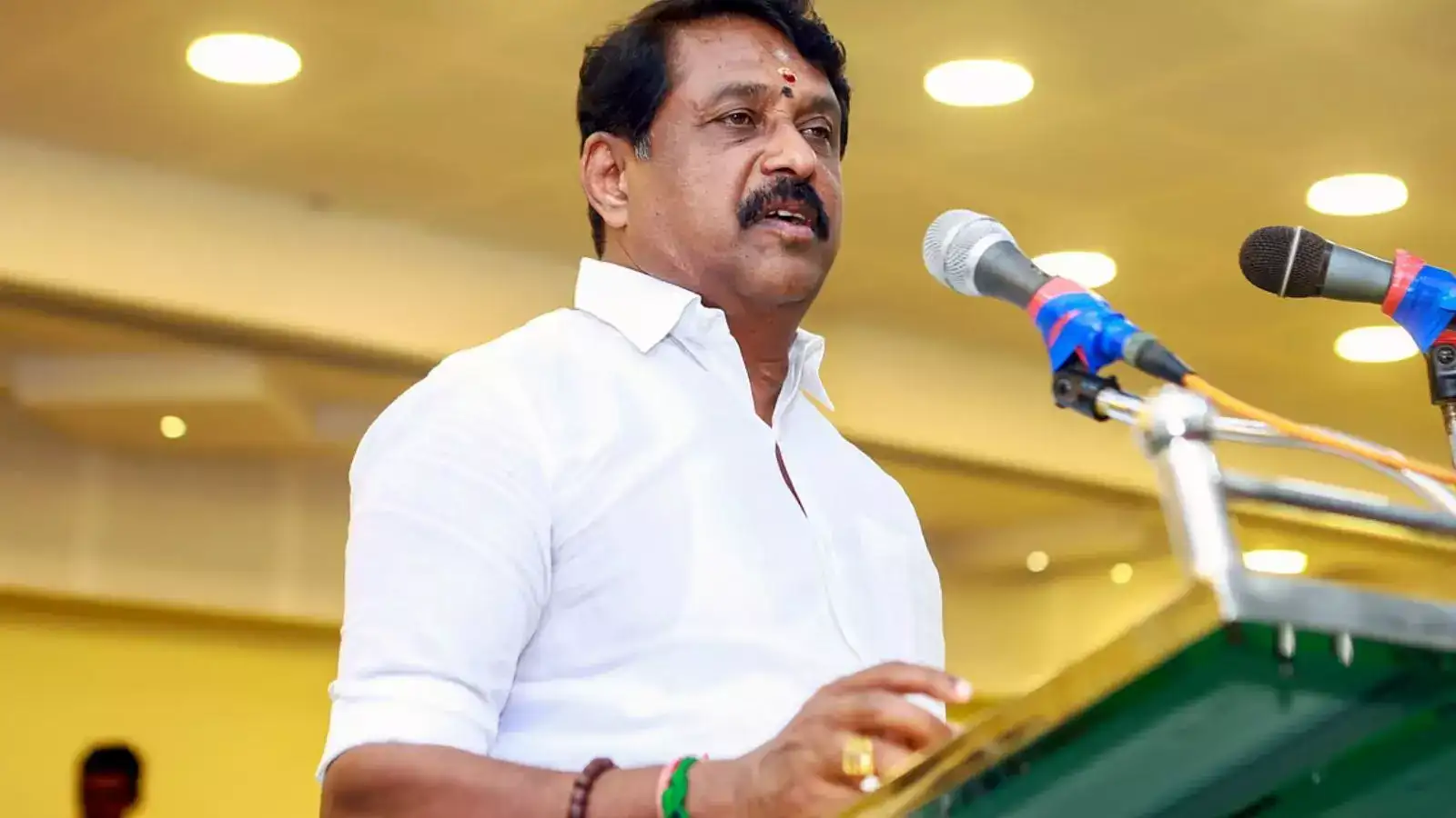 பாஜக அலுவலக வாயிற்படியை தொட்டு வணங்கி உள்ளே சென்ற நயினர் நாகேந்திரன்.. அப்போ அது உண்மைதானா? 