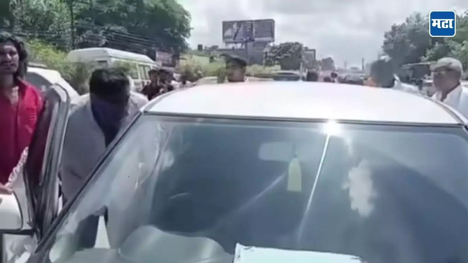 बीडमध्ये ‘अजब प्रेमाची, गजब कहाणी’; आधी अत्याचाराचे आरोप, नंतर त्याच API सोबत कारमध्ये गुलूगुलू; नवऱ्यानं रंगेहाथ पकडलं अन्… बीडमध्ये ‘अजब प्रेमाची, गजब कहाणी’; आधी अत्याचाराचे आरोप, नंतर त्याच API सोबत कारमध्ये गुलूगुलू; नवऱ्यानं रंगेहाथ पकडलं अन्…