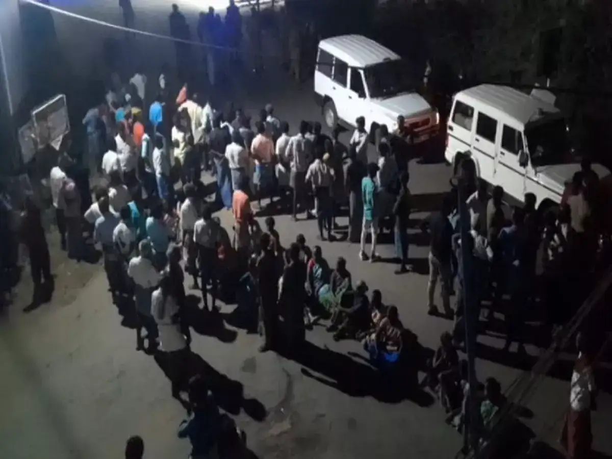 நெல்லையில் பயங்கரம்: முக்கூடலில் கோழிக்கடை உரிமையாளர் வெட்டி கொலை...! உறவினர்கள் சாலை மறியல் 