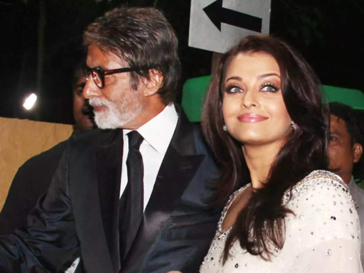 Aishwarya Rai Bachchan With Amitabh Bachchan,ससुर जी के साथ जब छोटा सा  ब्लाउज पहनकर ऐश्वर्या राय बच्चन ने मारी एंट्री, नेट की साड़ी भी ऐसी जिसे  देख लोग रह गए दंग -