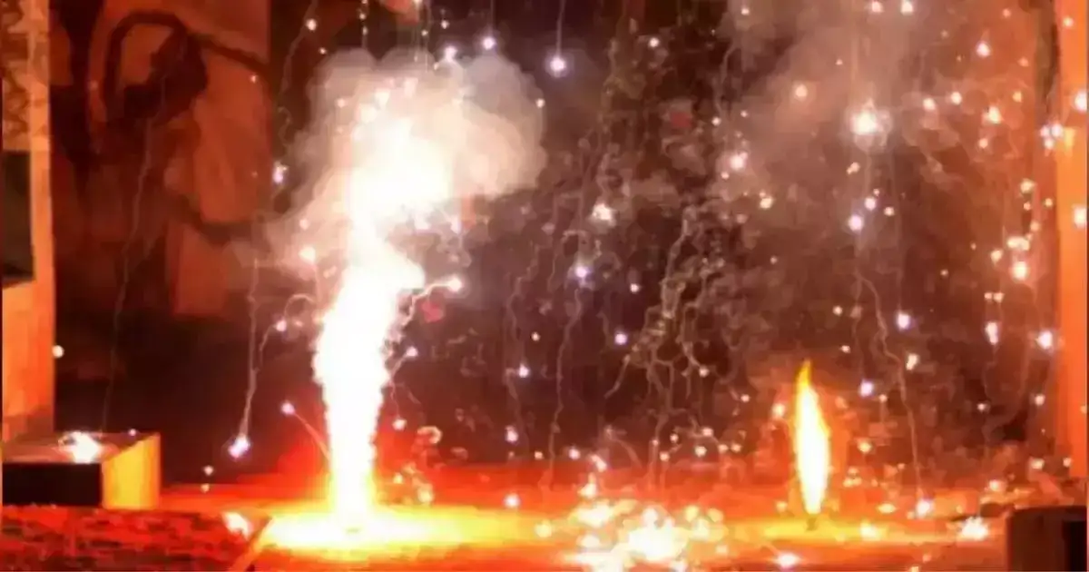 उच्चभ्रू वस्त्यांमध्ये वाढता धूर, पवईत जणू युद्धभूमीइतका आवाज, दिवाळीच्या फटाक्यांनी कानठळ्या उच्चभ्रू वस्त्यांमध्ये वाढता धूर, पवईत जणू युद्धभूमीइतका आवाज, दिवाळीच्या फटाक्यांनी कानठळ्या